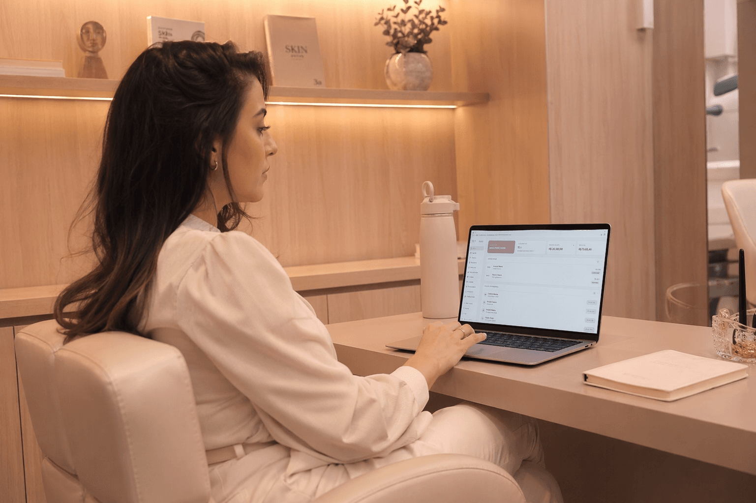 Esteticista usando o Stech no consultório