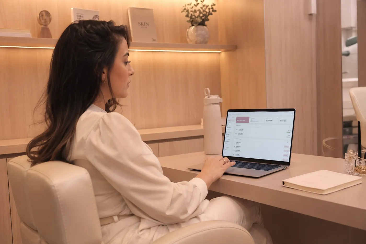 Esteticista usando o Stech no consultório